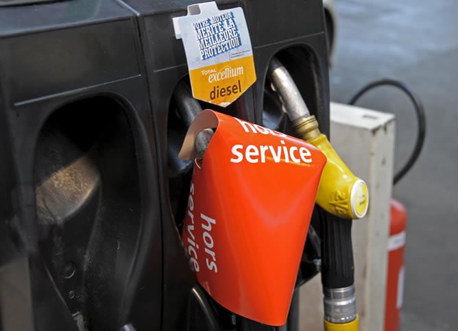 Un surtidor de gasoil permanece fuera de servicio en París, Francia. El peligro de una escasez energética en Francia, provocado por el bloqueo de las refinerías del país, parece alejarse con las medidas adoptadas por el Gobierno, que afronta una nueva semana de protestas en contra de la reforma del sistema de pensiones.