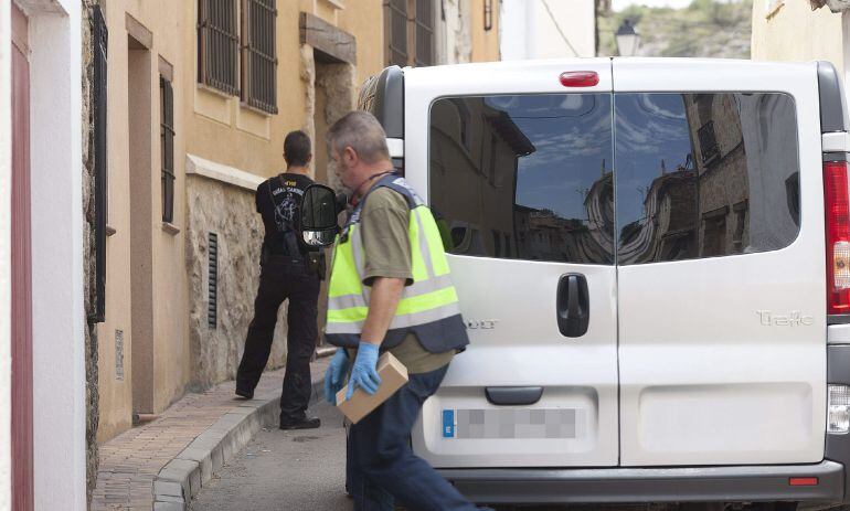 Efectivos de la Policía Nacional y la unidad canina, durante el registro de la casa familiar de Sergio Morante