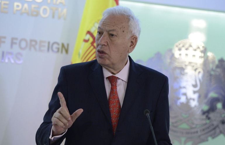 VAS03 SOFÍA (BULGARIA) 12/05/2015.- El ministro de Exteriores español, José Manuel García-Margallo, da una rueda de prensa acompañado por su homólogo búlgaro, Daniel Mitov (no aparece), tras mantener un encuentro en Sofía (Bulgaria) hoy, martes, 12 de may