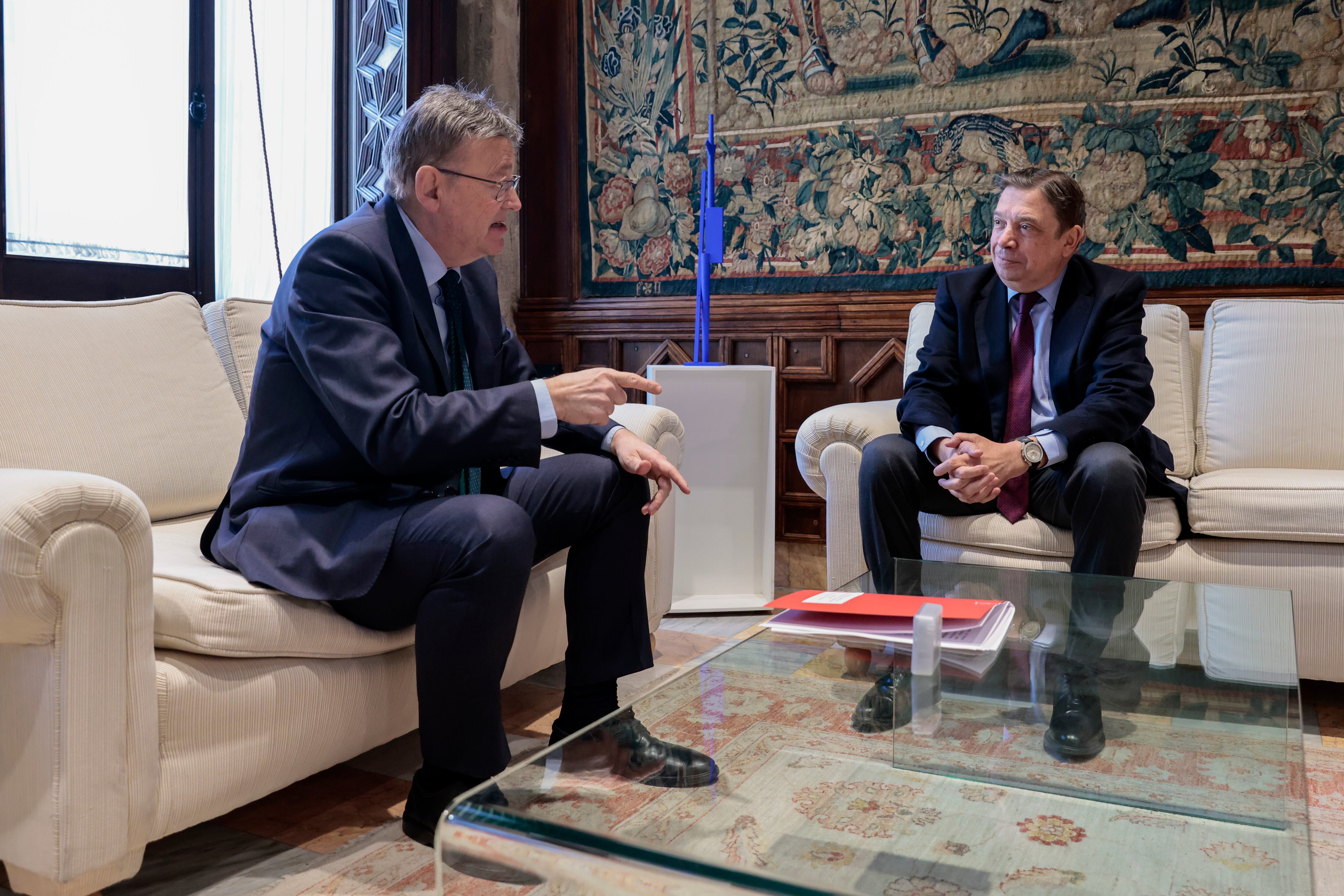 El president de la Generalitat, Ximo Puig (I) , se reúne con el ministro de Agricultura, Pesca y Alimentación, Luis Planas. EFE/ Ana Escobar