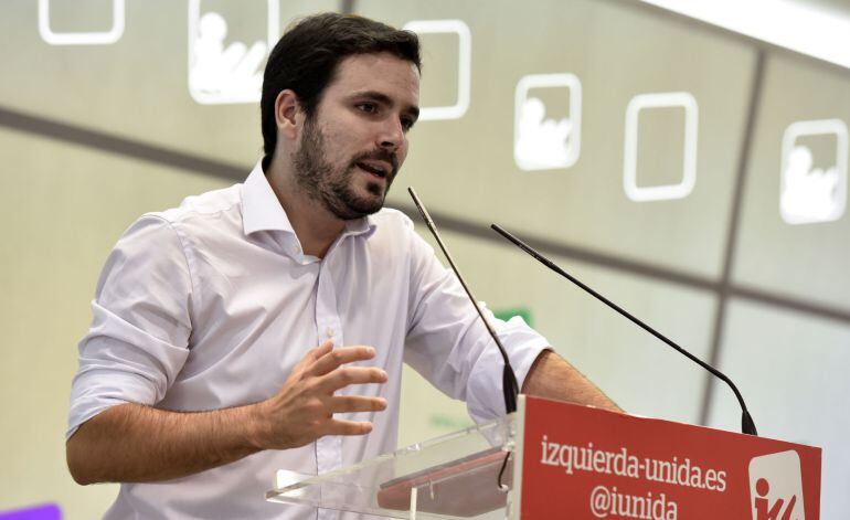 El coordinador federal de IU, Alberto Garzón, durante la rueda de prensa que ha ofrecido en la sede del partido 