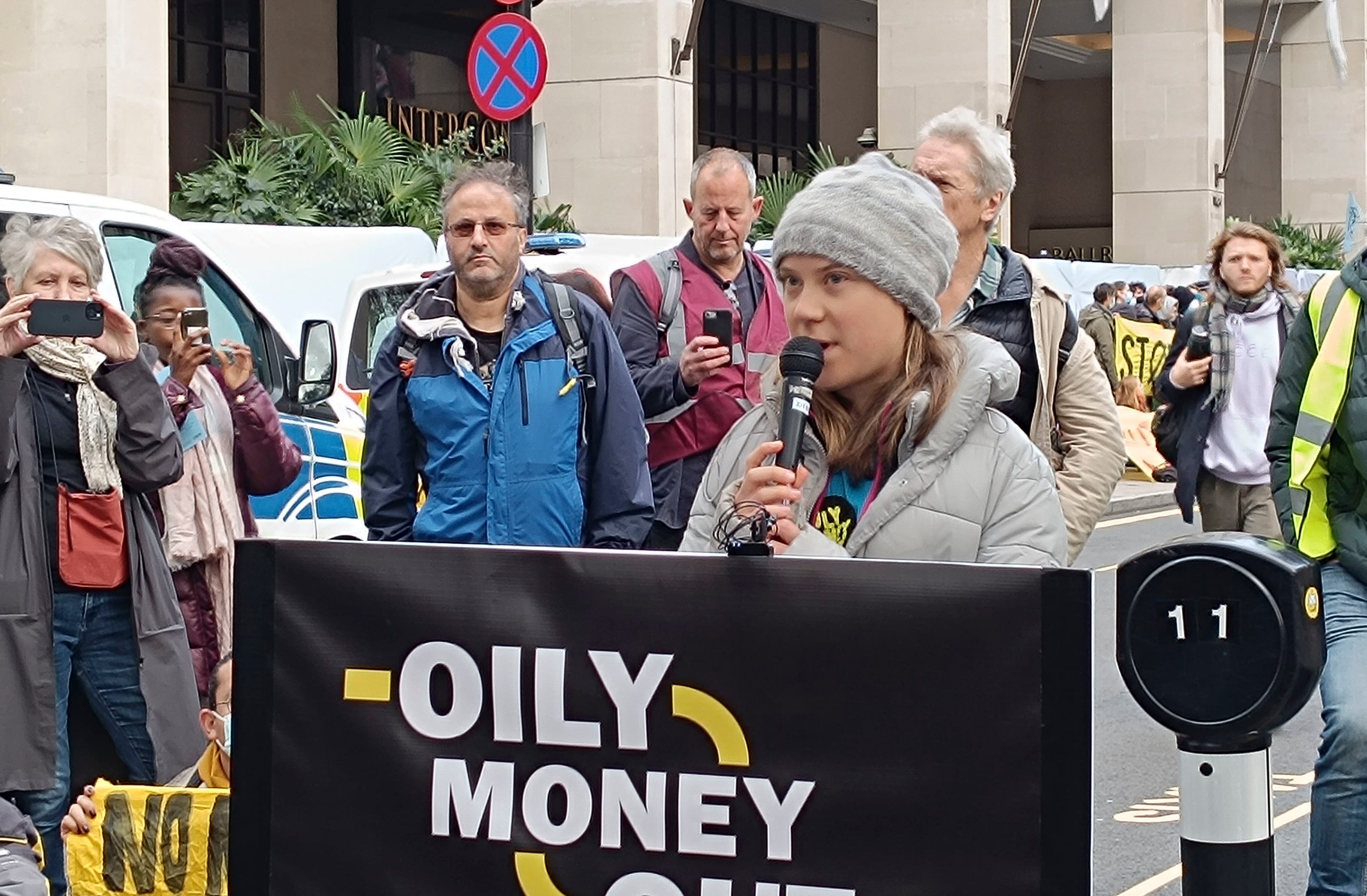 La activista medioambiental Greta Thunberg durante la protesta poco antes de ser detenida el pasado martes. EFE/Guillermo Garrido