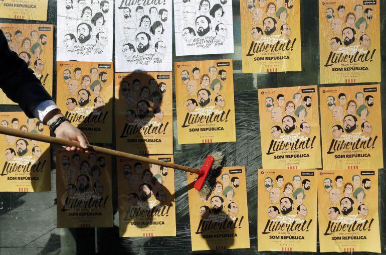 Cientos de personas han acudido a la plaza Universitat de Barcelona para iniciar una pegada de carteles y empapelar la ciudad