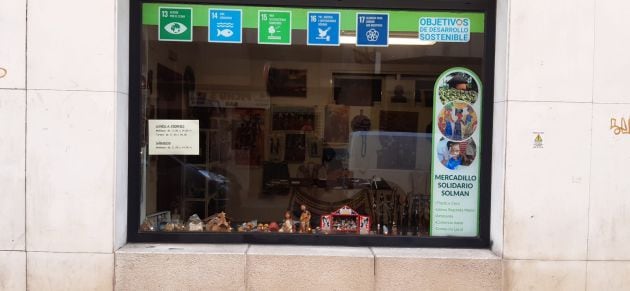 Escaparate del Mercadillo solidario de Solman que pueden visitar hasta el 6 de enero