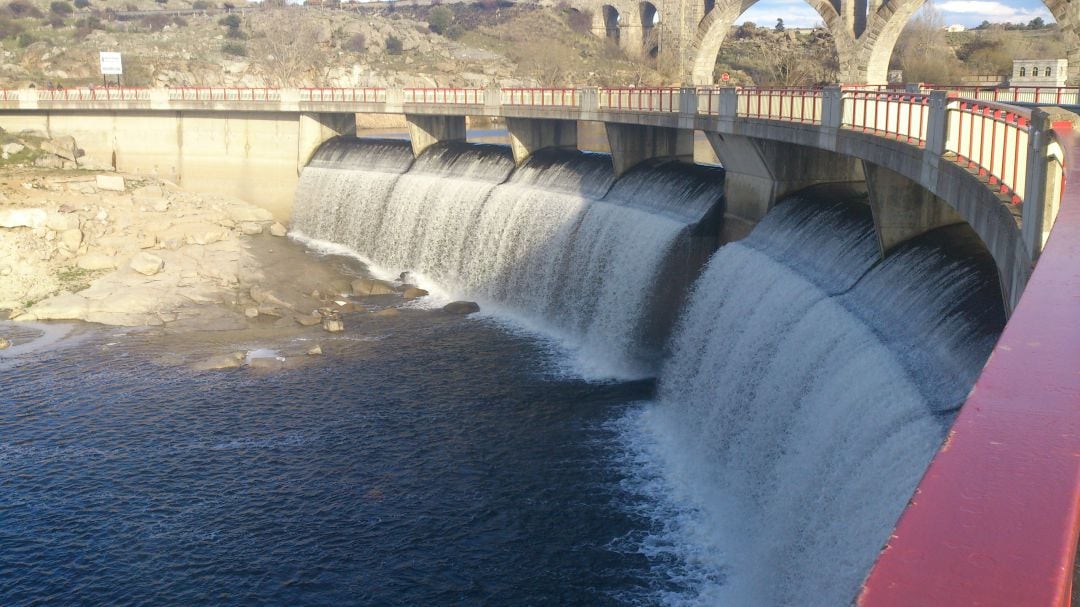 Muro de la presa de Fuentes Claras arrojando agua al Pantano de Las Cogotas