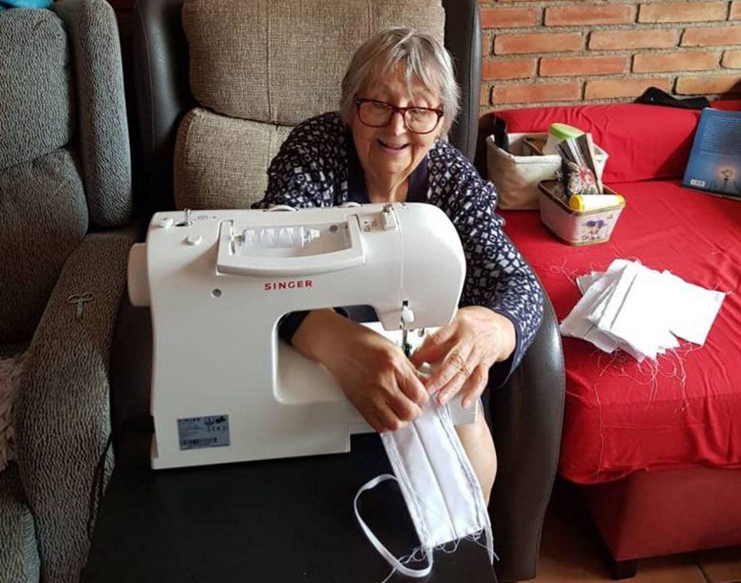 Una de las voluntarias que se ha sumado a la iniciativa Mascarillas a Gogó 