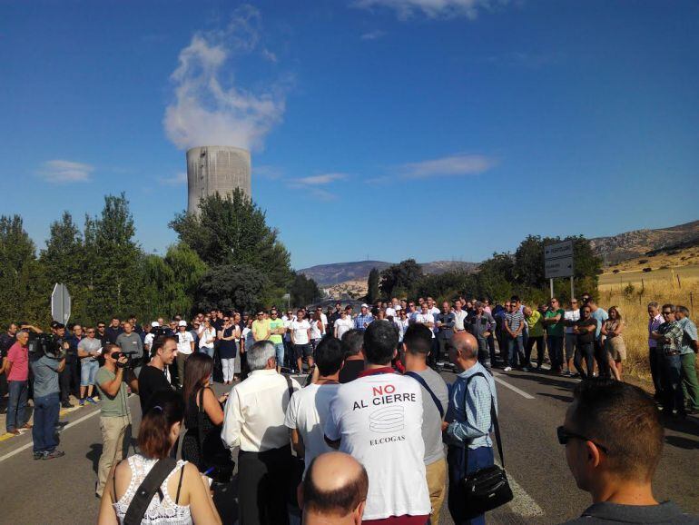 Los trabajadores de Elcogás han cortado una carretera en Puertollano.