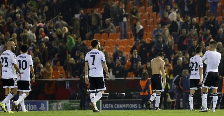 GRA474. VALENCIA, Los jugadores del Valencia se retiran del terreno de juego tras finalizar el partido de la sexta y última jornada de la fase de grupos de la Liga de Campeones, que han disputado esta noche contra el Olympic de Lyon en el estadio de Mestalla, en Valencia. EFE, Kai Försterling