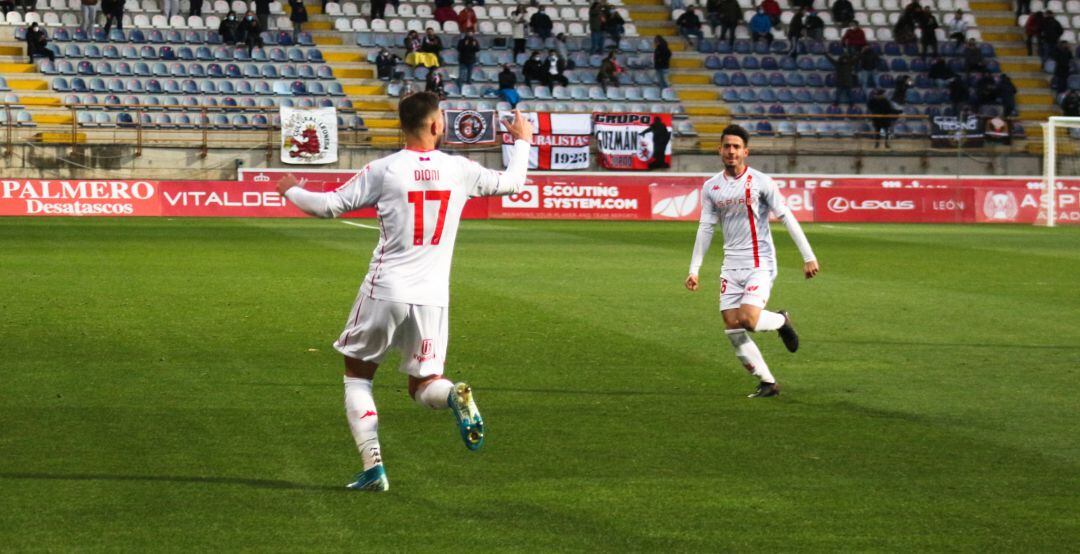 Dioni y Abad celebran uno de los últimos goles del equipo leonés