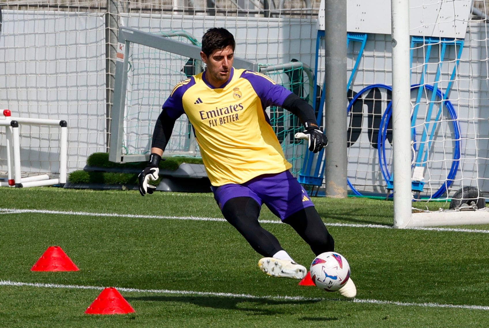 MADRID, 03/05/2024.- El guardameta belga del Real Madrid, Thibaut Courtois, participa en un entrenamiento del equipo en la Ciudad Deportiva de Valdebebas en Madrid este viernes. El Real Madrid se enfrenta mañana al Cádiz en el estadio Santiago Bernabéu en un partido de LaLiga. EFE/ J.J. Guillén
