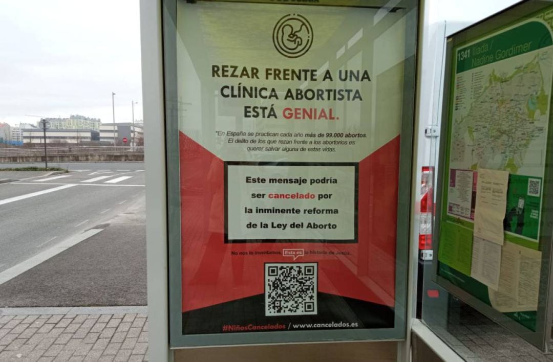 Uno de los carteles, en la marquesina de Paseo de la Ilíada