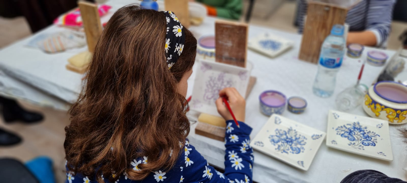 Pintura plato de cerámica con las técnicas talaveranas