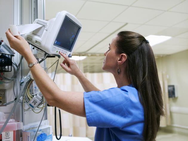 Enfermera trabajando en un hospital