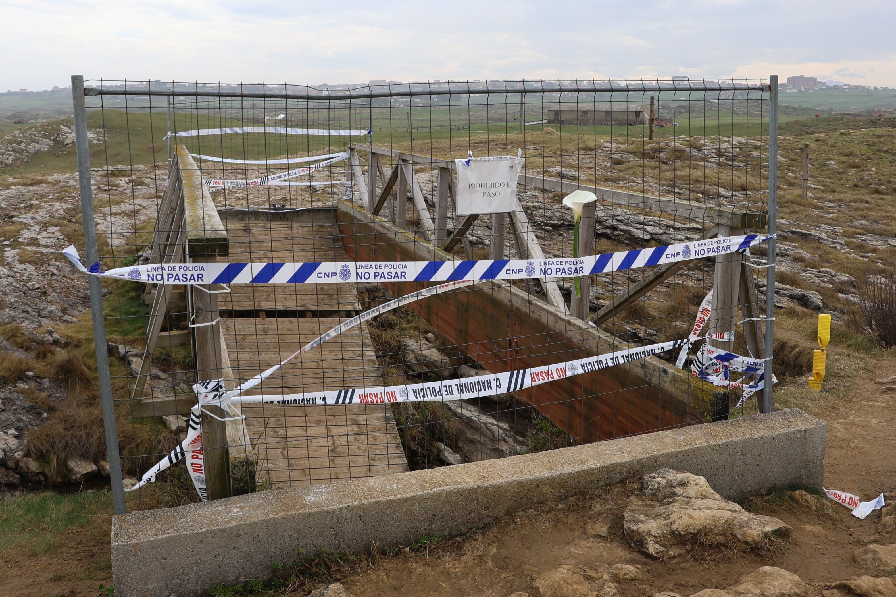 SANTANDER, 09/03/2026.- Todas las pasarelas de la senda costera de El Bocal en Santander, entre Cabo Mayor y La Maruca, cuentan ya con protección especial para impedir el acceso, como ha pedido la magistrada que investiga el accidente del martes en el que murieron seis jóvenes, tres de ellos vizcaínos.EFE/ Celia Agüero Pereda