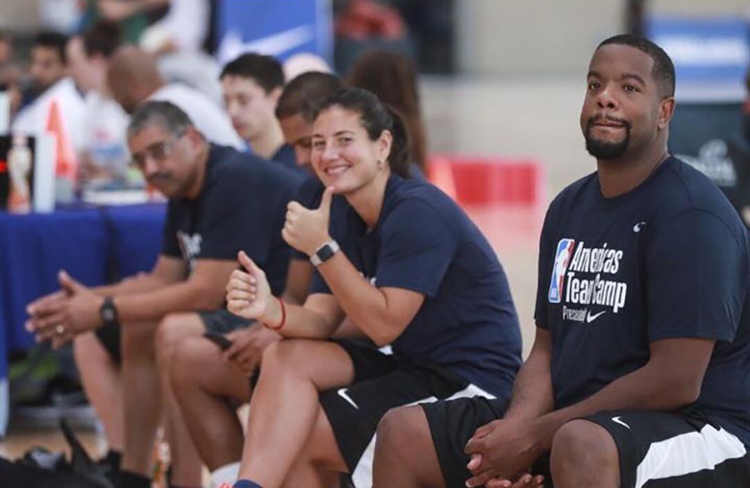 Lorena Infante en el banquillo en un partido de la NBA Academy