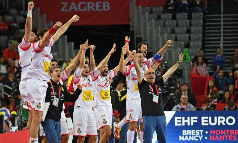 Los jugadores de la selección española de balonmano celebran la clasificación a la final