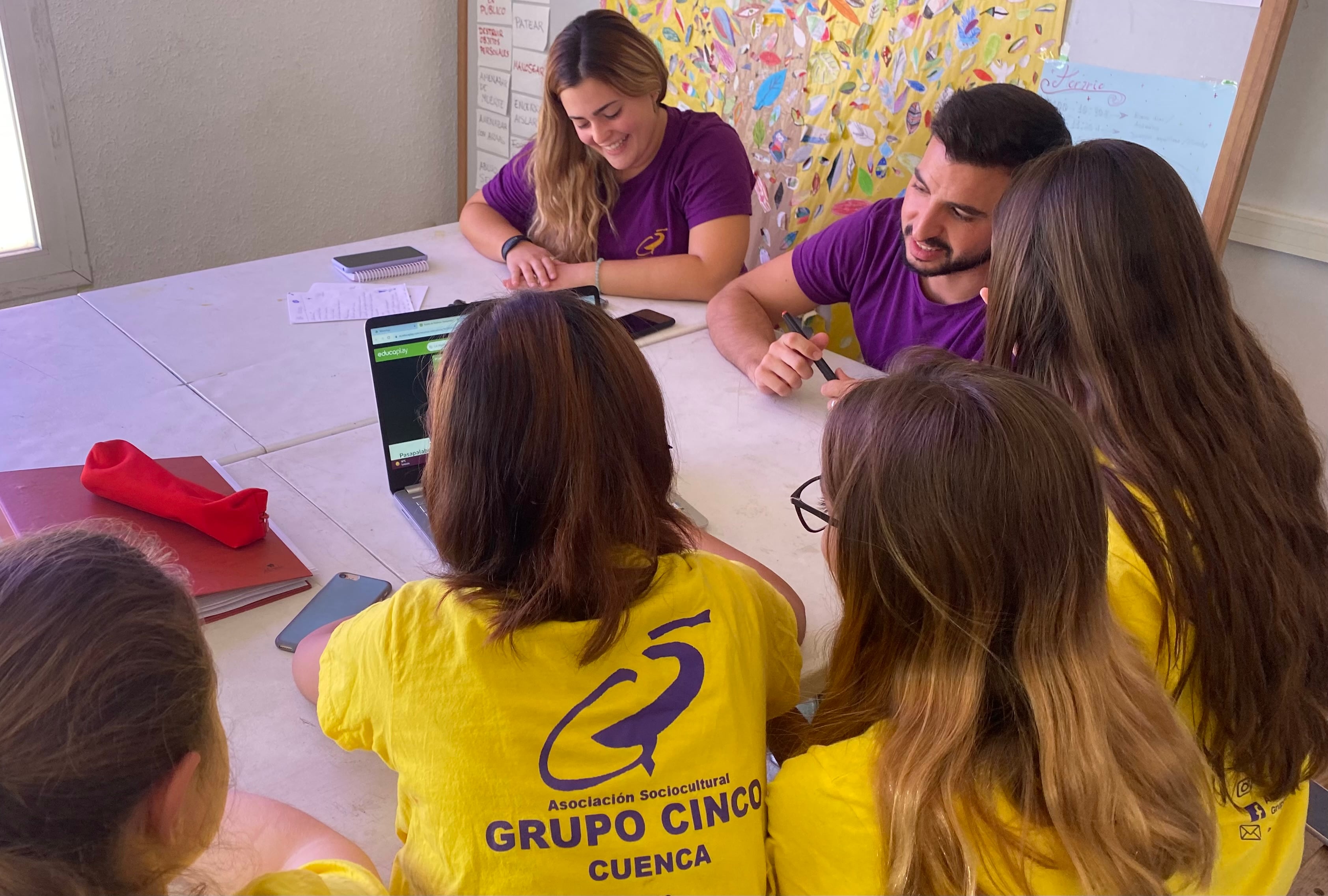 Grupo de adolescentes en una de las sesiones de la Brújula en Grupo Cinco en Cuenca.