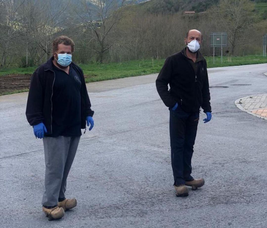 Vecinos de Burón, con las madreñas calzadas