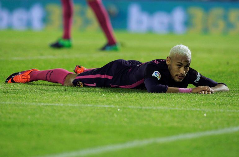 Neymar en el suelo tras la victoria del Celta de Vigo.