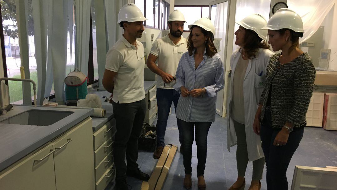 La delegada del gobierno, Maribel Lozano (centro), visita las obras del Centro de Transfusión sanguínea.