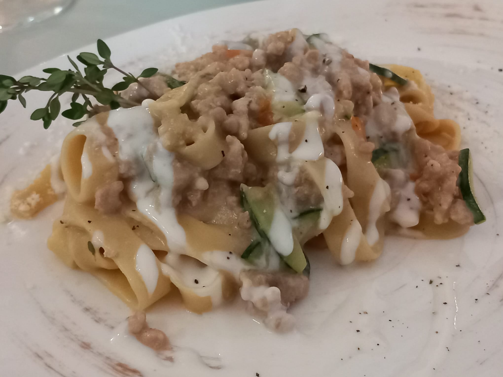 Tagliatelle con crema de parmesano, boloñesa de ibérico y crujiente de calabacín