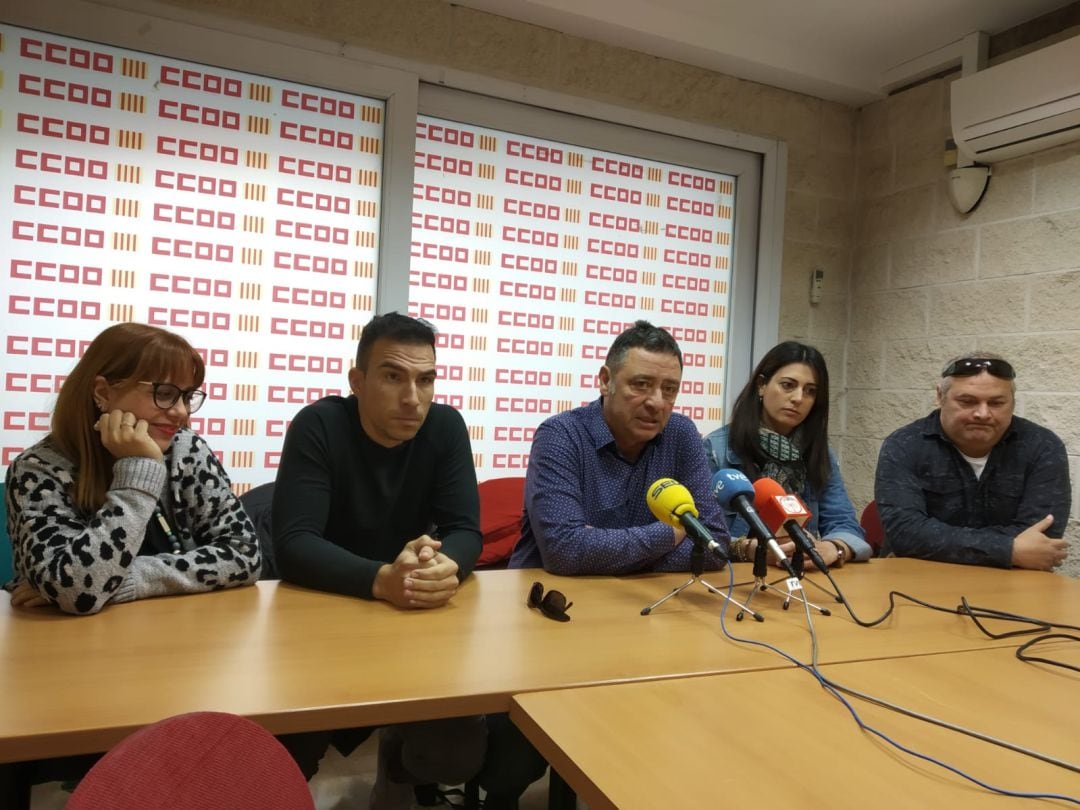 Aurora Galvan, Raúl Pérez y Toni Jiménez, de izquierda a derecha, durante la rueda de prensa en la sede de Comisiones Obreras en Alicante.