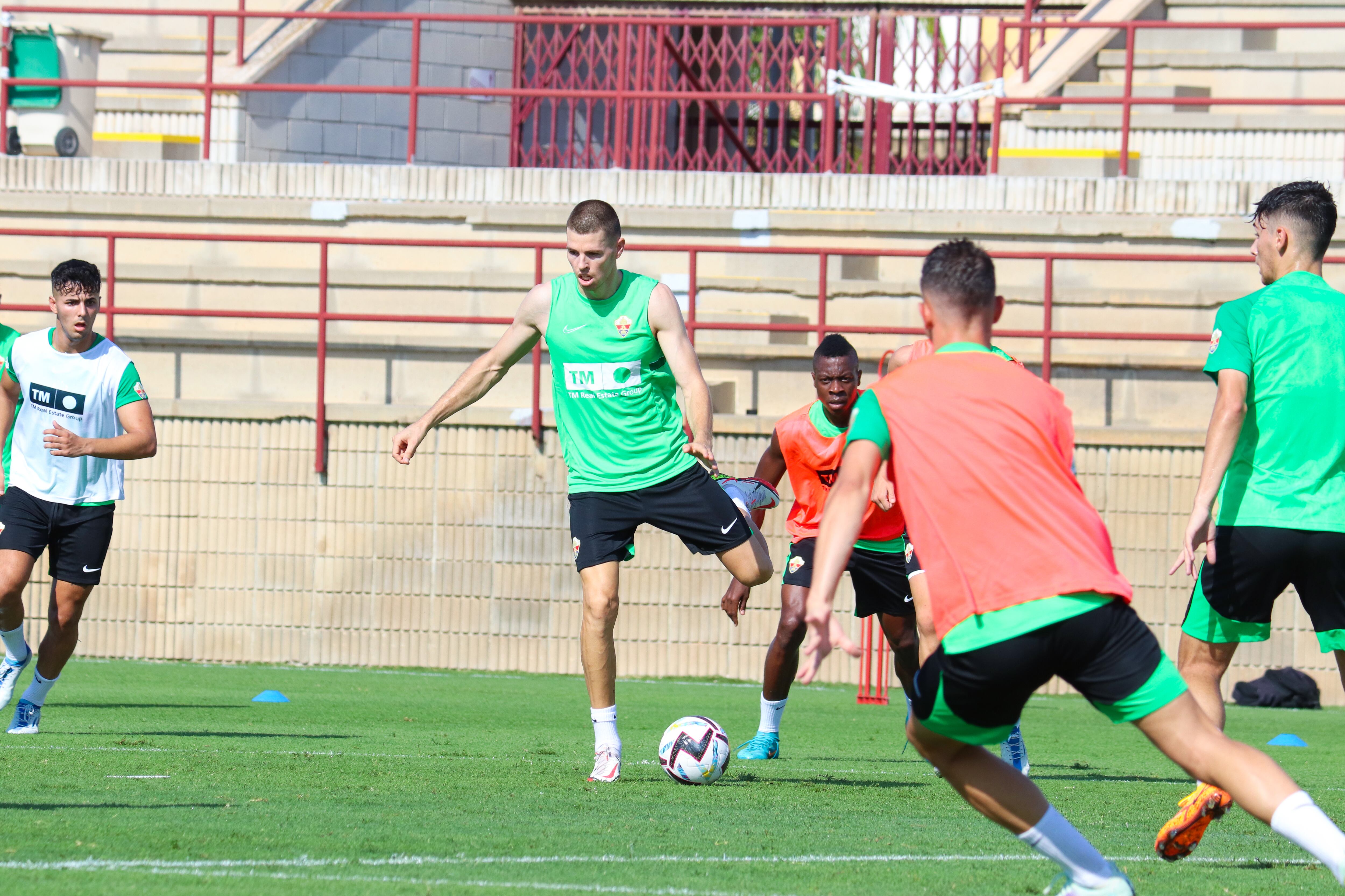 Gerard Gumbau controla un balón en un ejercicio de entrenamiento