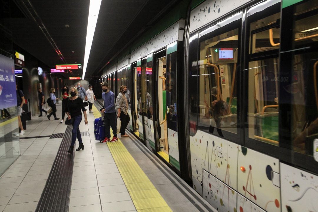 Archivo - Pasajeros del metro de Málaga