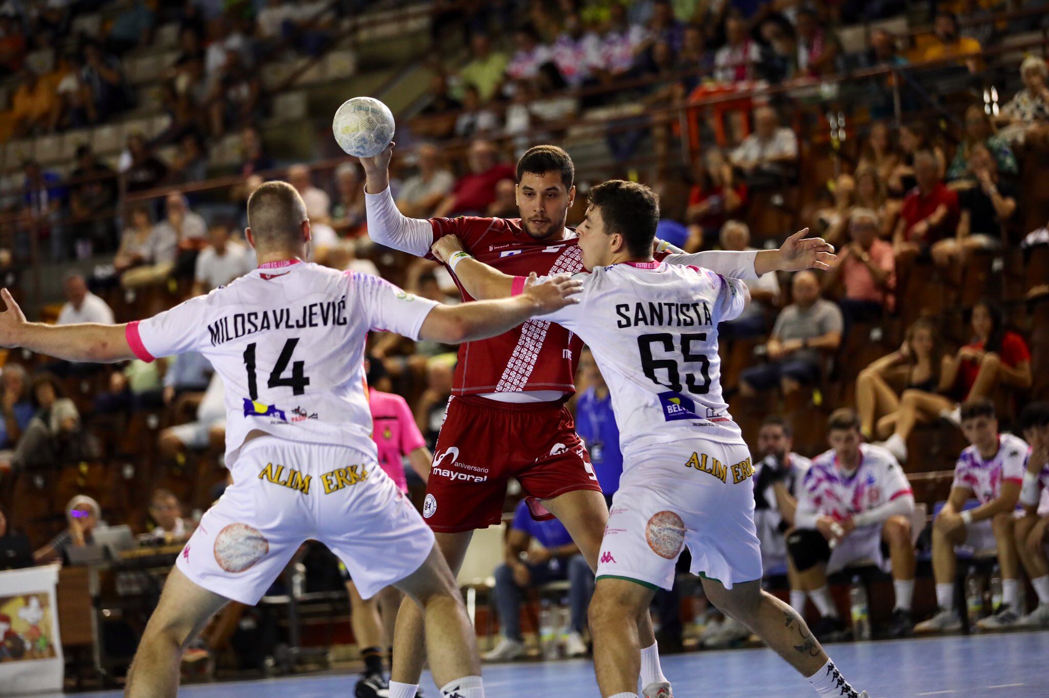 Milosavljevic y Santista frenan el intento de El Korchi de lanzar al marco rival / Juanjo Acobi