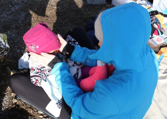 Beatriz Carrillo suministrando alguno de los recursos a los niños recién llegados hasta las costas de la isla griega de Lesbos