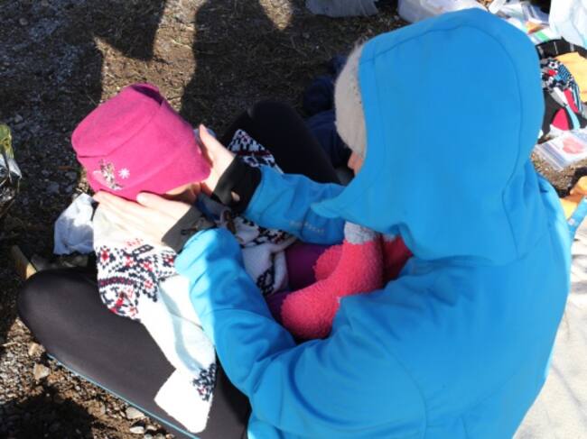 Beatriz Carrillo suministrando alguno de los recursos a los niños recién llegados hasta las costas de la isla griega de Lesbos