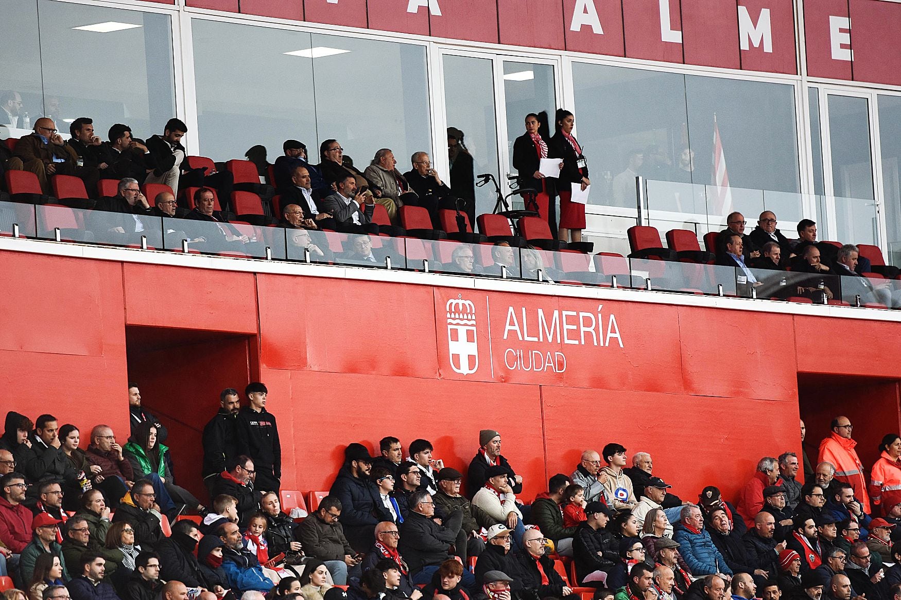 Los aficionados del Almería se hartan de tanta derrota.