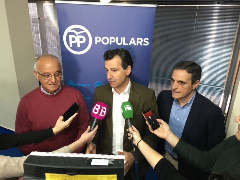 Biel Company (centro), acompañado por José Vicente Marí Bosó (derecha) y José Sala