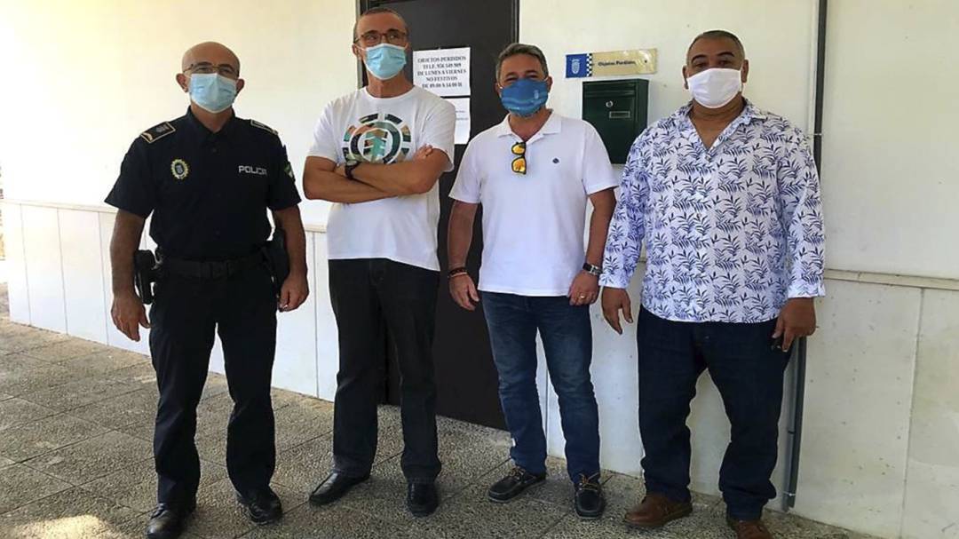 Un matrimonio entrega a la Policía Local 700 euros