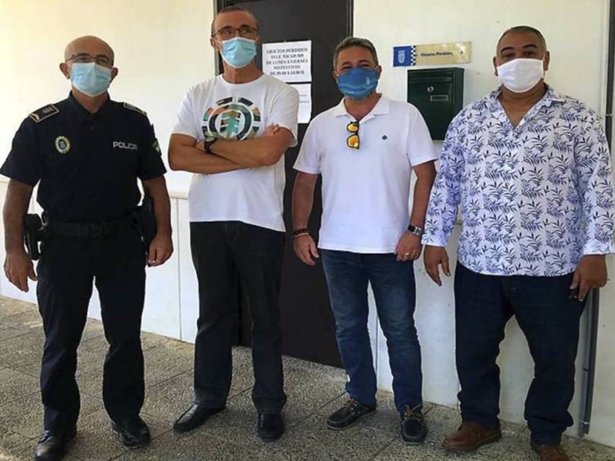 Un matrimonio entrega a la Policía Local 700 euros que encontró en la vía pública mientras paseaba