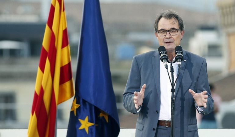 GRA284. BARCELONA, 20/7/2015.- El presidente de la Generalitat y de CDC, Artur Mas, durante la presentación de la lista unitaria a favor de la independencia, en la que figura en el puerto cuarto, que se presentará a las elecciones del 27S con la intención de conseguir un rápido camino hacia la independencia de Cataluña. EFE/Andreu Dalmau