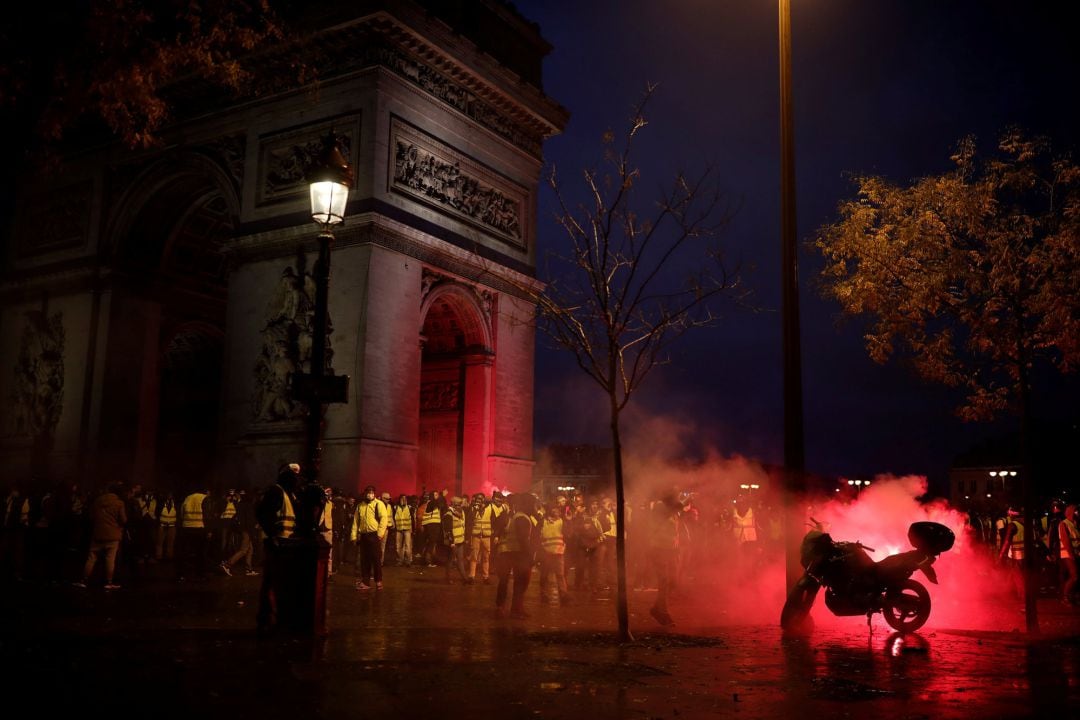 Los &#039;chalecos amarillos&#039; se manifiestan cerca del arco del triunfo de París