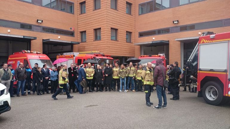 Los bombersos de Oviedo en el homenaje a su compañero fallecido ayer, acompañados por los miembros de la corporación local. Edificio de Seguridad Ciudadana.