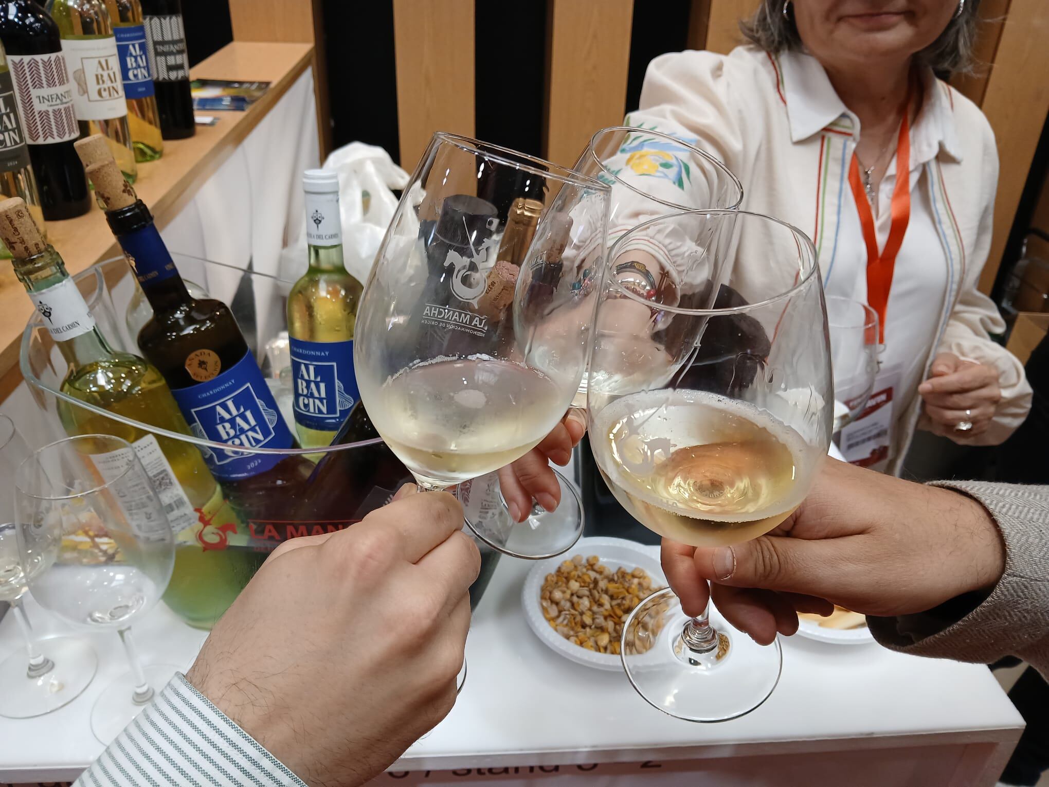 Probando vino blanco en Fenavin