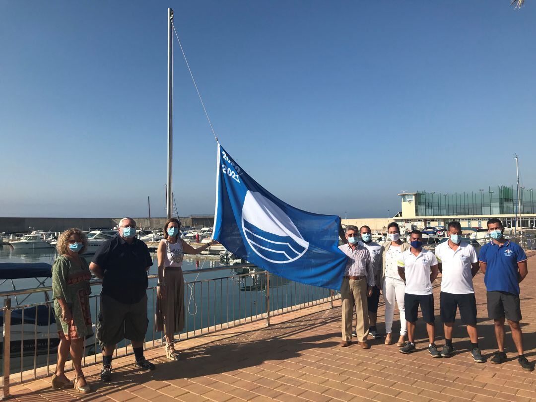 Águilas ya luce sus banderas azules en playas y puertos deportivos