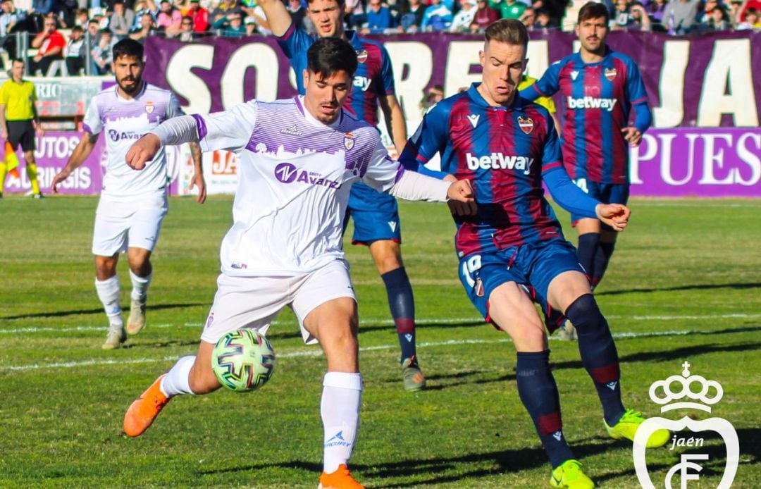 Miguel Martín se disputa el balón durante el partido de Copa frente al Levante.