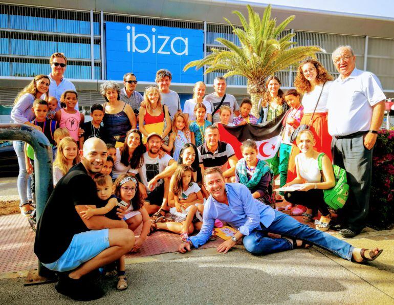 Las familias de acogida recibieron a los menores en el Aeropuerto