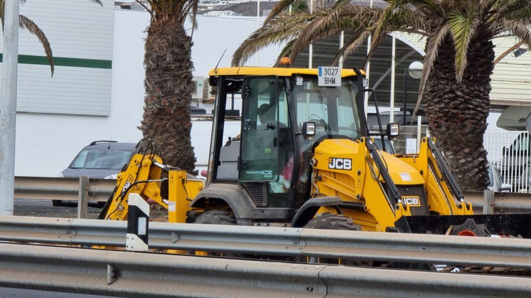 Excavadora junto a la autovía.