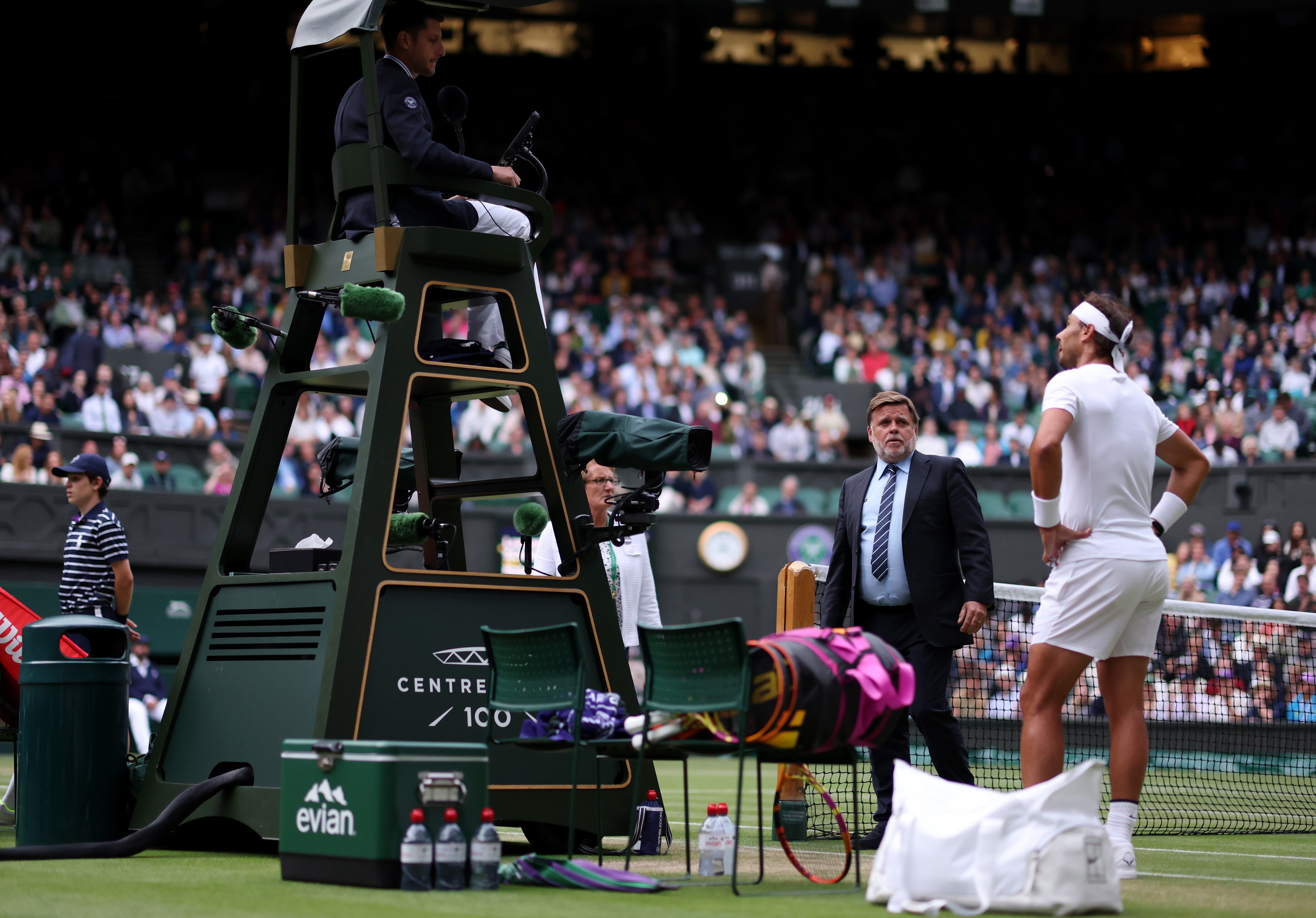 Rafa Nadal charla con un juez de silla durante un partido disputado en Wimbledon. (Photo by Clive Brunskill/Getty Images)