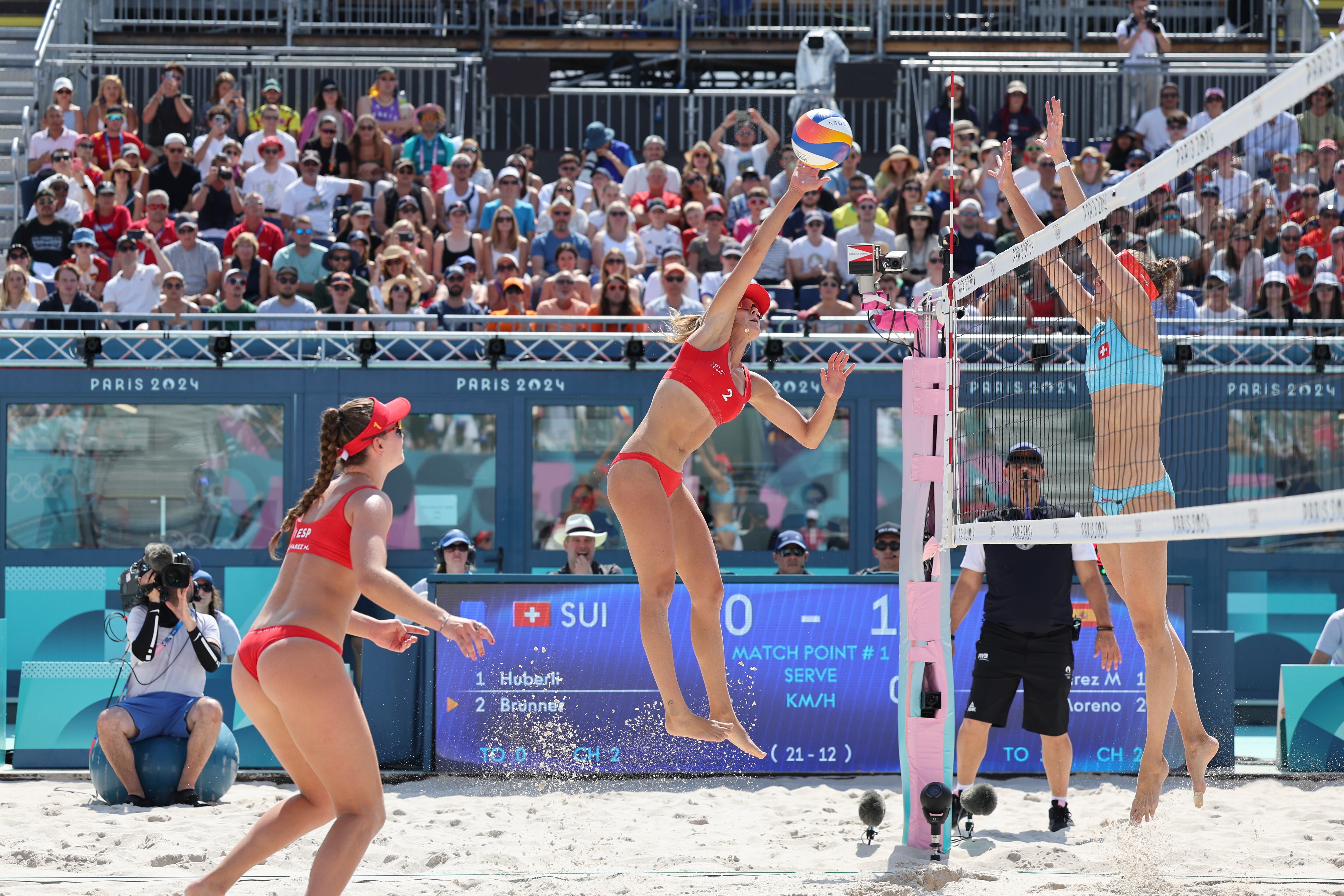 PARÍS, 29/07/2024.- Las españolas Daniela Álvarez (i) y Tania Moreno (2i) durante el partido de voley playa femenino contra las suizas Tanja Hueberli (d) y Nina Brunner en la fase preliminar de los Juegos Olímpicos París 2024, este lunes, en París, Francia. EFE/ Miguel Gutierrez