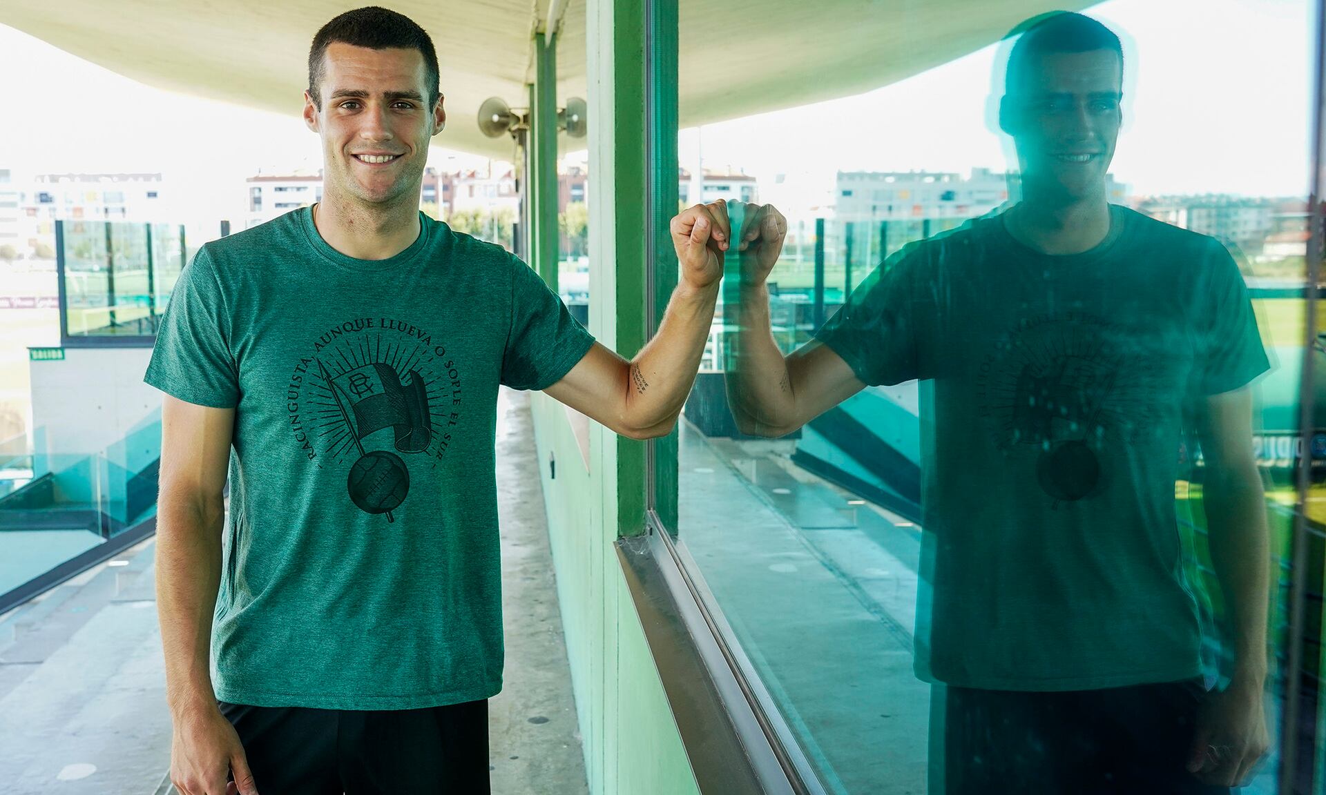 Álvaro Mantilla, con la camiseta promocionada.