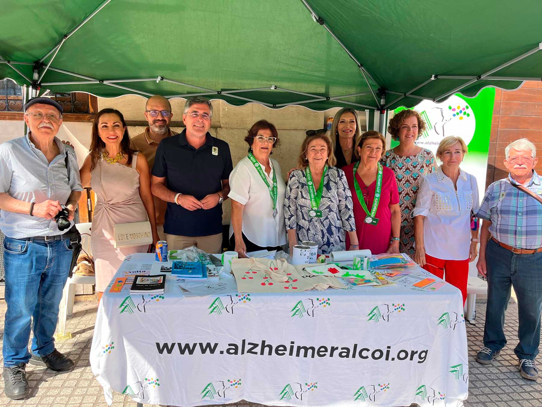 Representantes de AFA Alcoi junto a representantes del Partido Popular de la ciudad
