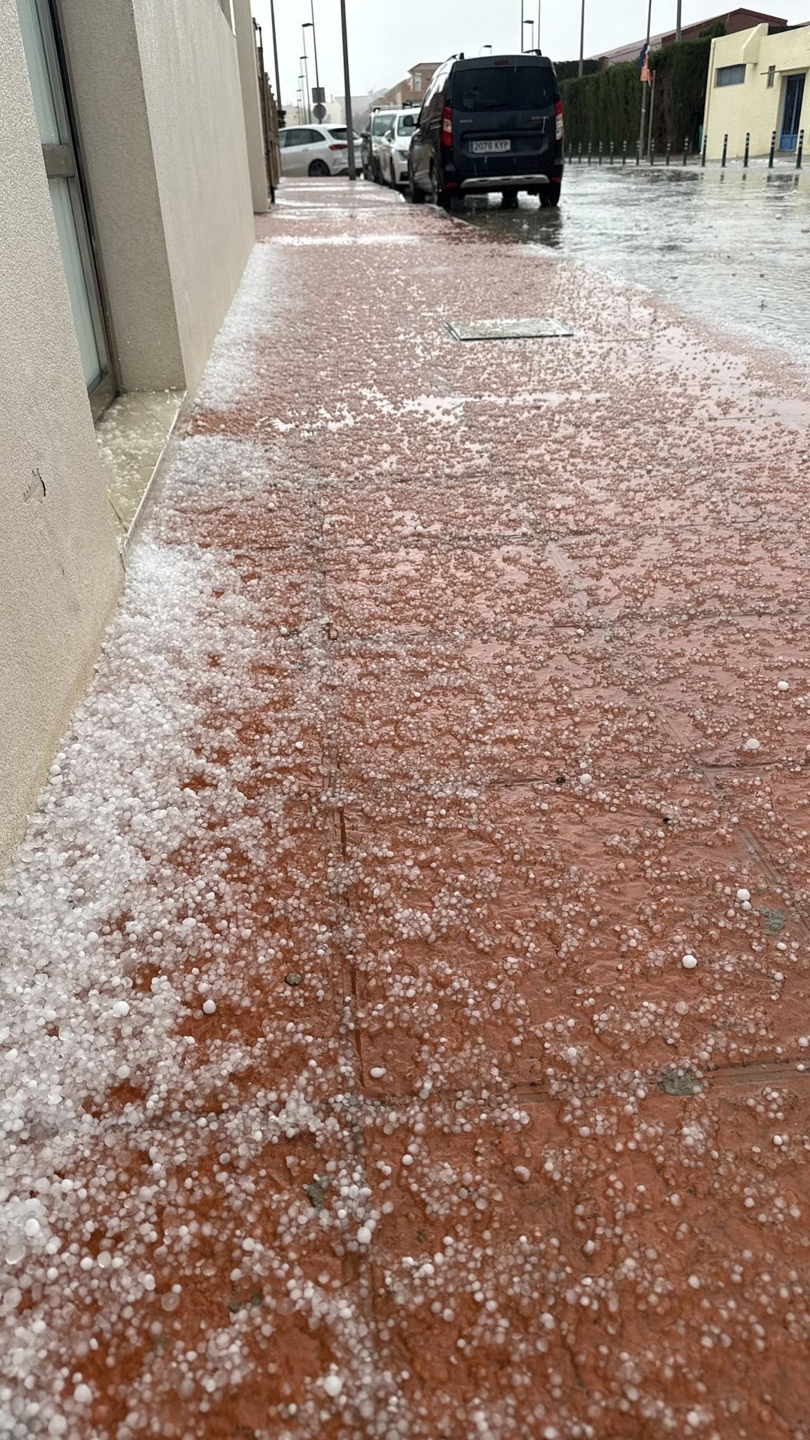 El granizo sorprende a los vecinos de San Javier esta mañana