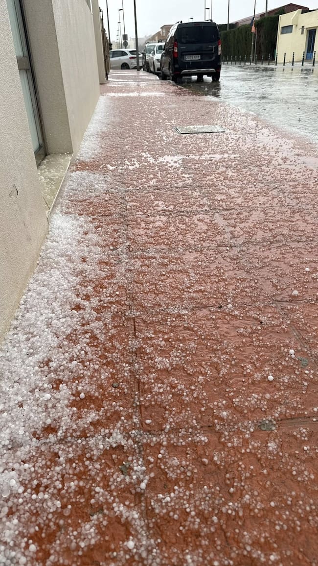 El granizo sorprende a los vecinos de San Javier esta mañana