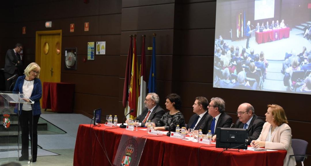 Su viuda Pilar Goya, en el uso de la palabra durante el homenaje en el aula que ya lleva su nombre, Alfredo Pérez Rubalcaba